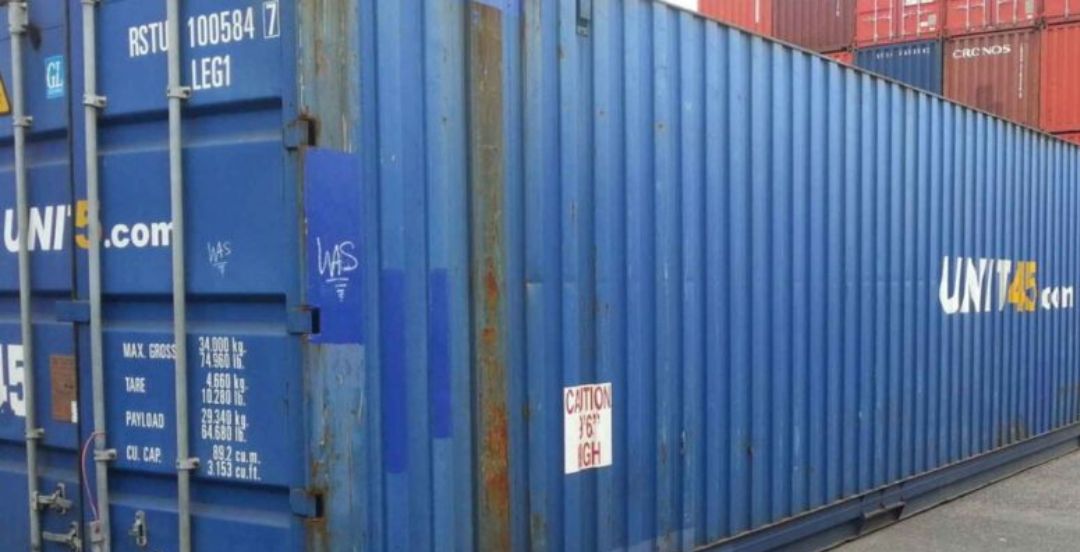 Container Khô 45 Feet Chất Lượng Giá Siêu Rẻ (2023)Container khô 45 feet đẹp – chất lượng hàng đầu. Vận chuyển giao hàng toàn quốc, liên hệ 091 388 8845 – Container Trọng Phúc. ✅ Chất Lượng Container Khô 45 Feet ⭐ Đảm Bảo Về Độ Mới & Bền ✅ Giá Container Khô 45 Feet ⭐ Rẻ #1 Thị Trường ✅ Hỗ Trợ Cont ⭐Vận Chuyển & Đổi Trả ✅ Địa Chỉ Mua Container Khô 45 Feet Uy Tín ⭐ 797 Lê Thị Riêng, Quận 12, TPHCM Container khô 45 feet là một loại công tơ nơ vận chuyển hàng hóa có kích thước tiêu chuẩn là 13,72m (chiều dài) x 2,44m (chiều rộng) x 2,59m (chiều cao). Container khô 45 feet có chiều dài lớn hơn khoảng 3,5m so với công tơ nơ khô tiêu chuẩn 40 feet, tạo ra một không gian chứa hàng hóa lớn hơn và có thể chứa được nhiều hàng hóa hơn. Khái quát container khô 45 feet Container khô 45 feet là một dạng container được sử dụng trong ngành công nghiệp vận chuyển hàng hóa. Với kích thước dài khoảng 13,7 mét (45 feet), chiều rộng khoảng 2,4 mét và chiều cao khoảng 2,6 mét, container khô 45 feet cung cấp một không gian lưu trữ rộng rãi và linh hoạt hơn so với container tiêu chuẩn. Container khô 45 feet dài hơn container khô 40 feet khoảng 5 feet. Điều này cho phép nó chứa được lượng hàng hóa lớn hơn. Container khô 45 feet có thể chứa lượng hàng hóa lớn hơn so với container khô 40 feet. Tuy nhiên, container khô 40 feet phổ biến hơn và có sẵn nhiều hơn trên thị trường. 1.1 Đặc điểm của container kho 45 feet Container khô 45 feet cung cấp khả năng chứa hàng đa dạng. Với không gian lưu trữ bổ sung so với container tiêu chuẩn. Nó có thể chứa máy móc, thiết bị công nghiệp, hàng hóa dễ vỡ, và các mặt hàng có kích thước không thông thường. Container khô 45 feet được xây dựng từ vật liệu thép chất lượng cao, có khả năng chịu được các điều kiện khắc nghiệt trong quá trình vận tải. Cấu trúc chắc chắn và bền bỉ của container này bảo vệ hàng hóa bên trong khỏi các yếu tố bên ngoài và đảm bảo an toàn trong quá trình vận chuyển. Tương tự như các container khô khác. Container khô 45 feet thường được trang bị cửa mở rộng ở cả hai đầu. Điều này tạo ra sự tiện lợi trong việc xếp và dỡ hàng hóa, cho phép truy cập dễ dàng từ cả hai phía của container. Container khô 45 feet tuân theo các tiêu chuẩn quốc tế trong ngành vận tải biển. Điều này đảm bảo tính tương thích và khả năng sử dụng tại các cảng và trạm vận chuyển trên toàn thế giới. Container này được thiết kế để đáp ứng các quy định và yêu cầu của ngành vận tải. 1.2 Cấu tạo container khô 45 feet Container khô 45 feet là loại cont đa phương thức tiêu chuẩn được sử dụng để vận chuyển hàng hóa. Cũng giống như container 40 feet nhưng thùng dài hơn và chứa được nhiều hàng hơn. Thuật ngữ "khô" có nghĩa là nó là một vật chứa kín được thiết kế để bảo vệ vật chứa bên trong khỏi các yếu tố như mưa và gió. Thân container khô 45 feet được làm bằng thép chịu lực, với độ dày từ 2,5mm đến 3,0mm/ cont Sàn cont 45 feet có độ dày trung bình khoảng 28mm, được làm bằng gỗ dầu hoặc gỗ keo chịu nước, có khả năng chịu lực tốt. Cửa cont 45 feet được thiết kế mở rộng 270 độ, có khóa và ray trượt để mở đóng dễ dàng và an toàn. Cont khô 45 feet có 8 cạnh trụ và 8 cạnh mép. 1.3 Thông số kỹ thuật container khô 45 feet Kích thước ngoài cont khô 45 feet: 13,72m (chiều dài) x 2,44m (chiều rộng) x 2,59m (chiều cao). Kích thước trong cont khô 45 feet: 13,54m (chiều dài) x 2,35m (chiều rộng) x 2,39m (chiều cao). Thể tích cont khô 45 feet: khoảng 86,0m3/ cont Tải trọng tối đa cont khô 45 feet: khoảng 30.480kg/ cont Dung tích tối đa cont khô 45 feet: khoảng 81,0m3/ cont Độ dày thép của thân cont khô 45 feet: từ 2,5mm đến 3,0mm/ cont Độ dày của sàn cont khô 45 feet: khoảng 28mm/ cont Số cửa cont khô 45 feet: 2 cửa/ cont Độ cao cửa cont khô 45 feet: 2,34m/ cont Công dụng container 45 feet 2.1 Công dụng phổ biến của container khô 45 feet Container khô 45 feet là loại công tai nơ đa phương thức, có thể sử dụng cho nhiều mục đích khác nhau. Một số công dụng phổ biến của container khô 45 feet bao gồm: Công dụng phổ biến nhất của container khô 45 feet là vận chuyển hàng hóa bằng xe tải, tàu hỏa hoặc tàu biển. công tai nơ cung cấp phương thức an toàn, chịu được thời tiết và được tiêu chuẩn hóa để vận chuyển hàng hóa trên một quãng đường dài. Container khô 45 feet cũng có thể được sử dụng để lưu trữ hàng hóa hoặc thiết bị tại chỗ. Những chiếc công tai nơ này thường được sử dụng tại các công trường xây dựng, cơ sở công nghiệp và sự kiện để cung cấp không gian lưu trữ an toàn. Với một số sửa đổi, container khô 45 feet có thể được chuyển đổi thành văn phòng hoặc không gian sống. Loại công tai nơ 45 feet được trang bị vật liệu cách nhiệt, điện và hệ thống ống nước để tạo ra một không gian thoải mái và tiện dụng. Tương tự như văn phòng hoặc không gian sống, container khô 45 feet có thể được tùy chỉnh để phục vụ như một cửa hàng lưu động hoặc nhà hàng. container khô 45 feet trang bị màn hình, kệ và thiết bị nấu ăn để tạo thành một đơn vị khép kín. Trong các tình huống thảm họa, các container khô 45 feet có thể được chuyển đổi thành nơi trú ẩn khẩn cấp cho những người phải di dời khỏi nhà của họ. Container khô 45 feet có đầy đủ nội thất như giường, nhà vệ sinh và các nhu yếu phẩm khác để cung cấp nơi trú ẩn tạm thời an toàn và thoải mái. Nhìn chung, tính linh hoạt của container khô 45 feet khiến nó trở thành một lựa chọn hấp dẫn cho nhiều ứng dụng khác nhau. Cho dù là vận chuyển hàng hóa, lưu trữ hay các mục đích sử dụng khác. 2.2 Công dụng mở rộng của container 45 feet Sử dụng container khô 45 feet làm shop lưu động hay cửa hàng tiện lợi đã trở thành xu hướng thịnh hành trong những năm gần đây. Dưới đây là một số điểm chính cần xem xét khi sử dụng container khô 45 feet làm cửa hàng di động: Container khô 45 feet có thể được tùy chỉnh để phù hợp với nhu cầu và thương hiệu cụ thể của bạn. Bạn có thể thêm cửa sổ, cửa ra vào, ánh sáng và biển báo để tạo ra một không gian hấp dẫn thu hút khách hàng. Các thùng chứa được thiết kế để dễ dàng vận chuyển, vì vậy bạn có thể di chuyển cửa hàng di động của mình đến các địa điểm khác nhau để tiếp cận nhiều đối tượng hơn. Chúng có thể được vận chuyển bằng xe tải, tàu hỏa hoặc tàu thủy, tùy thuộc vào nhu cầu của bạn. Container khô 45 feet được làm bằng thép chắc chắn và được thiết kế để chịu được thời tiết khắc nghiệt và tải trọng lớn. Điều này có nghĩa là cửa hàng di động của bạn sẽ bền và an toàn, bảo vệ hàng hóa và thiết bị của bạn khỏi trộm cắp và hư hỏng. So với các cửa hàng truyền thống, việc sử dụng container khô 45 feet làm cửa hàng di động có thể tiết kiệm chi phí hơn. Bạn có thể tiết kiệm tiền thuê và các tiện ích và có thể linh hoạt hoạt động ở các địa điểm khác nhau. Có thể tái sử dụng thùng chứa đã qua sử dụng cho cửa hàng di động là một lựa chọn bền vững giúp giảm chất thải và thúc đẩy tái chế. Khi thiết kế container khô 45 feet cho riêng mình, bạn có thể làm việc với công ty sửa đổi vùng chứa để tạo bố cục tùy chỉnh phù hợp với nhu cầu của mình. Một số sửa đổi phổ biến bao gồm thêm vật liệu cách nhiệt, điều hòa không khí, hệ thống ống nước và điện. Bạn cũng có thể chọn từ nhiều loại hoàn thiện, chẳng hạn như sơn, sàn và mặt bàn, để tạo ra một không gian độc đáo và hấp dẫn cho khách hàng của mình. 5. Những câu hỏi thường gặp khi mua container khô 45 feet 5.1 Làm sao để phân biệt container khô 45 feet chất lượng Khi lựa chọn công te nơ khô 45 feet, điều quan trọng là phải xem xét chất lượng của công ten nơ để đảm bảo rằng nó đáp ứng nhu cầu của bạn và bảo vệ hàng hóa của bạn trong quá trình vận chuyển. Dưới đây là một số yếu tố cần xem xét khi chọn công tơ nơ chất lượng: Các công ten nơ khô 45 feet cũ hơn có thể bị hao mòn nhiều hơn, điều này có thể ảnh hưởng đến tính toàn vẹn cấu trúc và khả năng chống chịu thời tiết của chúng. Kiểm tra các vết lõm, trầy xước, rỉ sét và các dấu hiệu hư hỏng khác của container khô 45 feet có thể ảnh hưởng đến độ bền và khả năng chống chịu thời tiết của thùng chứa. Chất lượng vật liệu container khô 45 feet: Hãy tìm những thùng chứa làm bằng thép chất lượng cao có thể chịu được các yếu tố và tải trọng nặng. Khả năng container khô 45 feet chống chọi với thời tiết: Đảm bảo rằng thùng chứa container khô 45 feet có mái, tường và cửa được đóng kín thích hợp để ngăn nước và hơi ẩm xâm nhập. Tính năng bảo mật của container khô 45 feet: Xem xét các cơ chế khóa của container khô 45 feet và liệu chúng có đủ an toàn để bảo vệ hàng hóa của bạn khỏi bị trộm cắp hoặc giả mạo hay không. Bạn nên chọn một nhà cung cấp container khô 45 feet có uy tín, cung cấp dịch vụ khách hàng tốt và sẵn sàng giải quyết bất kỳ mối quan tâm hoặc vấn đề nào bạn có thể gặp phải với container khô 45 feet. Nhìn chung, điều quan trọng là chọn một container khô 45 feet ở tình trạng tốt. Được làm bằng vật liệu chất lượng cao và có các tính năng cần thiết để bảo vệ hàng hóa của bạn trong quá trình vận chuyển. 5.2 Làm thế nào để kiểm tra độ bền của container khô 45 feet? Để kiểm tra độ bền của container khô 45 feet, quý khách có thể thực hiện các bước như sau: Tìm bất kỳ dấu hiệu hư hỏng nào, chẳng hạn như vết lõm, vết trầy xước hoặc rỉ sét. Những thứ này có thể làm suy yếu cấu trúc của thùng chứa và ảnh hưởng đến khả năng chống chịu thời tiết của nó. Kiểm tra bên trong của container khô 45 feet: Kiểm tra tường, trần và sàn xem có dấu hiệu hư hỏng hoặc hao mòn nào không. Tìm kiếm bất kỳ vết nước, lỗ hổng hoặc hư hỏng nào khác có thể cho phép nước hoặc sinh vật gây hại xâm nhập vào thùng chứa. Kiểm tra cửa container khô 45 feet: Đảm bảo cửa mở và đóng trơn tru và cơ chế khóa hoạt động bình thường. Tìm kiếm bất kỳ dấu hiệu hư hỏng nào đối với cửa hoặc bản lề. Kiểm tra các vòng đệm container khô 45 feet: Kiểm tra các vòng đệm xung quanh cửa và các lỗ hở khác để đảm bảo chúng còn nguyên vẹn và ở tình trạng tốt. Các vòng đệm bị hư hỏng hoặc mất tích có thể cho phép nước và sinh vật gây hại xâm nhập vào thùng chứa. Kiểm tra hệ thống thông gió container khô 45 feet: Nếu thùng chứa có hệ thống thông gió, hãy đảm bảo rằng nó hoạt động bình thường và các lỗ thông hơi không bị tắc. Kiểm tra chứng nhận container khô 45 feet: Tìm tấm CSC (Công ước An toàn công ten nơ) trên công te nơ, cho biết rằng công te nơ đã được kiểm tra và chứng nhận để vận chuyển. Yêu cầu hồ sơ bảo trì container khô 45 feet: Nếu có thể, hãy yêu cầu nhà cung cấp cung cấp hồ sơ bảo trì để xem liệu thùng chứa có được bảo trì tốt và sửa chữa khi cần thiết hay không. Làm theo các bước sau, bạn có thể đánh giá được chất lượng của công tơ nơ khô 45 feet và đảm bảo rằng nó phù hợp với nhu cầu và loại hàng hóa của bạn. Nếu bạn có bất kỳ mối quan tâm hoặc câu hỏi nào về cont hoặc công tơ nơ khô 45 feet. Đừng ngần ngại liên hệ Container Trọng Phúc để mua công tai nơ loạt tốt và giải đáp thắc mắc về công te nơ. Địa chỉ: 797 Lê Thị Riêng, phường Thới An, Quận 12, TPHCM SĐT: 0913888845 Mail: trongphuccontainer@gmail.com Website:containertrongphuc.vn 6. Thông tin liên hệ đến Container Trọng Phúc Container Trọng Phúc tự tin sẽ mang đến cho quý khách hàng sản phẩm container khô 45 feet với mức giá phù hợp. Thi công nhà công ten nơ xây nhà công ten nơ bao trọn gói. Song song đó, chúng tôi luôn có đội ngũ nhân viên trực sẵn 24/7, có thể giải đáp hết tất cả các băn khoăn của quý khách hàng về việc mua container khô 45 feet, giá container khô 45 feet, mẫu container khô 45 feet, và những vấn đề liên quan khác. Còn chần chờ gì nữa, nếu bạn có nhu cầu mua container khô 45 feet hoặc tham khảo giá container khô 45 feet. Hãy liên hệ ngay Container Trọng Phúc để có thông tin đầy đủ và chi tiết nhé. Container Trọng Phúc - Chuyên sản xuất và mua bán container chất lượng cao Địa chỉ: 797 Lê Thị Riêng, phường Thới An, Quận 12, TPHCM SĐT: 0913888845 Mail: trongphuccontainer@gmail.com Website:containertrongphuc.vn Tham khảo https://en.wikipedia.org/wiki/Intermodal_container Container Khô Container Khô 10 feet Container Khô 20 feet Container Khô 30 feet Container Khô 40 feet DC (thấp) Container Khô 40 feet HC (cao) Container Khô 45 feet Container Khô 48 feet Container Khô 50 feet Container Khô 53 feet 
