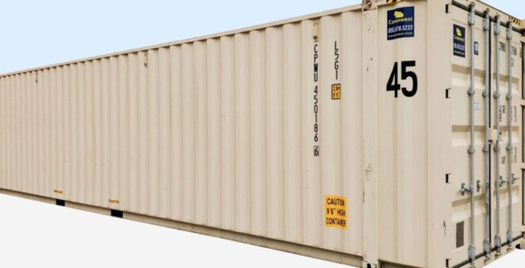 Container Khô 45 Feet Chất Lượng Giá Siêu Rẻ (2023)Container khô 45 feet đẹp – chất lượng hàng đầu. Vận chuyển giao hàng toàn quốc, liên hệ 091 388 8845 – Container Trọng Phúc. ✅ Chất Lượng Container Khô 45 Feet ⭐ Đảm Bảo Về Độ Mới & Bền ✅ Giá Container Khô 45 Feet ⭐ Rẻ #1 Thị Trường ✅ Hỗ Trợ Cont ⭐Vận Chuyển & Đổi Trả ✅ Địa Chỉ Mua Container Khô 45 Feet Uy Tín ⭐ 797 Lê Thị Riêng, Quận 12, TPHCM Container khô 45 feet là một loại công tơ nơ vận chuyển hàng hóa có kích thước tiêu chuẩn là 13,72m (chiều dài) x 2,44m (chiều rộng) x 2,59m (chiều cao). Container khô 45 feet có chiều dài lớn hơn khoảng 3,5m so với công tơ nơ khô tiêu chuẩn 40 feet, tạo ra một không gian chứa hàng hóa lớn hơn và có thể chứa được nhiều hàng hóa hơn. Khái quát container khô 45 feet Container khô 45 feet là một dạng container được sử dụng trong ngành công nghiệp vận chuyển hàng hóa. Với kích thước dài khoảng 13,7 mét (45 feet), chiều rộng khoảng 2,4 mét và chiều cao khoảng 2,6 mét, container khô 45 feet cung cấp một không gian lưu trữ rộng rãi và linh hoạt hơn so với container tiêu chuẩn. Container khô 45 feet dài hơn container khô 40 feet khoảng 5 feet. Điều này cho phép nó chứa được lượng hàng hóa lớn hơn. Container khô 45 feet có thể chứa lượng hàng hóa lớn hơn so với container khô 40 feet. Tuy nhiên, container khô 40 feet phổ biến hơn và có sẵn nhiều hơn trên thị trường. 1.1 Đặc điểm của container kho 45 feet Container khô 45 feet cung cấp khả năng chứa hàng đa dạng. Với không gian lưu trữ bổ sung so với container tiêu chuẩn. Nó có thể chứa máy móc, thiết bị công nghiệp, hàng hóa dễ vỡ, và các mặt hàng có kích thước không thông thường. Container khô 45 feet được xây dựng từ vật liệu thép chất lượng cao, có khả năng chịu được các điều kiện khắc nghiệt trong quá trình vận tải. Cấu trúc chắc chắn và bền bỉ của container này bảo vệ hàng hóa bên trong khỏi các yếu tố bên ngoài và đảm bảo an toàn trong quá trình vận chuyển. Tương tự như các container khô khác. Container khô 45 feet thường được trang bị cửa mở rộng ở cả hai đầu. Điều này tạo ra sự tiện lợi trong việc xếp và dỡ hàng hóa, cho phép truy cập dễ dàng từ cả hai phía của container. Container khô 45 feet tuân theo các tiêu chuẩn quốc tế trong ngành vận tải biển. Điều này đảm bảo tính tương thích và khả năng sử dụng tại các cảng và trạm vận chuyển trên toàn thế giới. Container này được thiết kế để đáp ứng các quy định và yêu cầu của ngành vận tải. 1.2 Cấu tạo container khô 45 feet Container khô 45 feet là loại cont đa phương thức tiêu chuẩn được sử dụng để vận chuyển hàng hóa. Cũng giống như container 40 feet nhưng thùng dài hơn và chứa được nhiều hàng hơn. Thuật ngữ "khô" có nghĩa là nó là một vật chứa kín được thiết kế để bảo vệ vật chứa bên trong khỏi các yếu tố như mưa và gió. Thân container khô 45 feet được làm bằng thép chịu lực, với độ dày từ 2,5mm đến 3,0mm/ cont Sàn cont 45 feet có độ dày trung bình khoảng 28mm, được làm bằng gỗ dầu hoặc gỗ keo chịu nước, có khả năng chịu lực tốt. Cửa cont 45 feet được thiết kế mở rộng 270 độ, có khóa và ray trượt để mở đóng dễ dàng và an toàn. Cont khô 45 feet có 8 cạnh trụ và 8 cạnh mép. 1.3 Thông số kỹ thuật container khô 45 feet Kích thước ngoài cont khô 45 feet: 13,72m (chiều dài) x 2,44m (chiều rộng) x 2,59m (chiều cao). Kích thước trong cont khô 45 feet: 13,54m (chiều dài) x 2,35m (chiều rộng) x 2,39m (chiều cao). Thể tích cont khô 45 feet: khoảng 86,0m3/ cont Tải trọng tối đa cont khô 45 feet: khoảng 30.480kg/ cont Dung tích tối đa cont khô 45 feet: khoảng 81,0m3/ cont Độ dày thép của thân cont khô 45 feet: từ 2,5mm đến 3,0mm/ cont Độ dày của sàn cont khô 45 feet: khoảng 28mm/ cont Số cửa cont khô 45 feet: 2 cửa/ cont Độ cao cửa cont khô 45 feet: 2,34m/ cont Công dụng container 45 feet 2.1 Công dụng phổ biến của container khô 45 feet Container khô 45 feet là loại công tai nơ đa phương thức, có thể sử dụng cho nhiều mục đích khác nhau. Một số công dụng phổ biến của container khô 45 feet bao gồm: Công dụng phổ biến nhất của container khô 45 feet là vận chuyển hàng hóa bằng xe tải, tàu hỏa hoặc tàu biển. công tai nơ cung cấp phương thức an toàn, chịu được thời tiết và được tiêu chuẩn hóa để vận chuyển hàng hóa trên một quãng đường dài. Container khô 45 feet cũng có thể được sử dụng để lưu trữ hàng hóa hoặc thiết bị tại chỗ. Những chiếc công tai nơ này thường được sử dụng tại các công trường xây dựng, cơ sở công nghiệp và sự kiện để cung cấp không gian lưu trữ an toàn. Với một số sửa đổi, container khô 45 feet có thể được chuyển đổi thành văn phòng hoặc không gian sống. Loại công tai nơ 45 feet được trang bị vật liệu cách nhiệt, điện và hệ thống ống nước để tạo ra một không gian thoải mái và tiện dụng. Tương tự như văn phòng hoặc không gian sống, container khô 45 feet có thể được tùy chỉnh để phục vụ như một cửa hàng lưu động hoặc nhà hàng. container khô 45 feet trang bị màn hình, kệ và thiết bị nấu ăn để tạo thành một đơn vị khép kín. Trong các tình huống thảm họa, các container khô 45 feet có thể được chuyển đổi thành nơi trú ẩn khẩn cấp cho những người phải di dời khỏi nhà của họ. Container khô 45 feet có đầy đủ nội thất như giường, nhà vệ sinh và các nhu yếu phẩm khác để cung cấp nơi trú ẩn tạm thời an toàn và thoải mái. Nhìn chung, tính linh hoạt của container khô 45 feet khiến nó trở thành một lựa chọn hấp dẫn cho nhiều ứng dụng khác nhau. Cho dù là vận chuyển hàng hóa, lưu trữ hay các mục đích sử dụng khác. 2.2 Công dụng mở rộng của container 45 feet Sử dụng container khô 45 feet làm shop lưu động hay cửa hàng tiện lợi đã trở thành xu hướng thịnh hành trong những năm gần đây. Dưới đây là một số điểm chính cần xem xét khi sử dụng container khô 45 feet làm cửa hàng di động: Container khô 45 feet có thể được tùy chỉnh để phù hợp với nhu cầu và thương hiệu cụ thể của bạn. Bạn có thể thêm cửa sổ, cửa ra vào, ánh sáng và biển báo để tạo ra một không gian hấp dẫn thu hút khách hàng. Các thùng chứa được thiết kế để dễ dàng vận chuyển, vì vậy bạn có thể di chuyển cửa hàng di động của mình đến các địa điểm khác nhau để tiếp cận nhiều đối tượng hơn. Chúng có thể được vận chuyển bằng xe tải, tàu hỏa hoặc tàu thủy, tùy thuộc vào nhu cầu của bạn. Container khô 45 feet được làm bằng thép chắc chắn và được thiết kế để chịu được thời tiết khắc nghiệt và tải trọng lớn. Điều này có nghĩa là cửa hàng di động của bạn sẽ bền và an toàn, bảo vệ hàng hóa và thiết bị của bạn khỏi trộm cắp và hư hỏng. So với các cửa hàng truyền thống, việc sử dụng container khô 45 feet làm cửa hàng di động có thể tiết kiệm chi phí hơn. Bạn có thể tiết kiệm tiền thuê và các tiện ích và có thể linh hoạt hoạt động ở các địa điểm khác nhau. Có thể tái sử dụng thùng chứa đã qua sử dụng cho cửa hàng di động là một lựa chọn bền vững giúp giảm chất thải và thúc đẩy tái chế. Khi thiết kế container khô 45 feet cho riêng mình, bạn có thể làm việc với công ty sửa đổi vùng chứa để tạo bố cục tùy chỉnh phù hợp với nhu cầu của mình. Một số sửa đổi phổ biến bao gồm thêm vật liệu cách nhiệt, điều hòa không khí, hệ thống ống nước và điện. Bạn cũng có thể chọn từ nhiều loại hoàn thiện, chẳng hạn như sơn, sàn và mặt bàn, để tạo ra một không gian độc đáo và hấp dẫn cho khách hàng của mình. 5. Những câu hỏi thường gặp khi mua container khô 45 feet 5.1 Làm sao để phân biệt container khô 45 feet chất lượng Khi lựa chọn công te nơ khô 45 feet, điều quan trọng là phải xem xét chất lượng của công ten nơ để đảm bảo rằng nó đáp ứng nhu cầu của bạn và bảo vệ hàng hóa của bạn trong quá trình vận chuyển. Dưới đây là một số yếu tố cần xem xét khi chọn công tơ nơ chất lượng: Các công ten nơ khô 45 feet cũ hơn có thể bị hao mòn nhiều hơn, điều này có thể ảnh hưởng đến tính toàn vẹn cấu trúc và khả năng chống chịu thời tiết của chúng. Kiểm tra các vết lõm, trầy xước, rỉ sét và các dấu hiệu hư hỏng khác của container khô 45 feet có thể ảnh hưởng đến độ bền và khả năng chống chịu thời tiết của thùng chứa. Chất lượng vật liệu container khô 45 feet: Hãy tìm những thùng chứa làm bằng thép chất lượng cao có thể chịu được các yếu tố và tải trọng nặng. Khả năng container khô 45 feet chống chọi với thời tiết: Đảm bảo rằng thùng chứa container khô 45 feet có mái, tường và cửa được đóng kín thích hợp để ngăn nước và hơi ẩm xâm nhập. Tính năng bảo mật của container khô 45 feet: Xem xét các cơ chế khóa của container khô 45 feet và liệu chúng có đủ an toàn để bảo vệ hàng hóa của bạn khỏi bị trộm cắp hoặc giả mạo hay không. Bạn nên chọn một nhà cung cấp container khô 45 feet có uy tín, cung cấp dịch vụ khách hàng tốt và sẵn sàng giải quyết bất kỳ mối quan tâm hoặc vấn đề nào bạn có thể gặp phải với container khô 45 feet. Nhìn chung, điều quan trọng là chọn một container khô 45 feet ở tình trạng tốt. Được làm bằng vật liệu chất lượng cao và có các tính năng cần thiết để bảo vệ hàng hóa của bạn trong quá trình vận chuyển. 5.2 Làm thế nào để kiểm tra độ bền của container khô 45 feet? Để kiểm tra độ bền của container khô 45 feet, quý khách có thể thực hiện các bước như sau: Tìm bất kỳ dấu hiệu hư hỏng nào, chẳng hạn như vết lõm, vết trầy xước hoặc rỉ sét. Những thứ này có thể làm suy yếu cấu trúc của thùng chứa và ảnh hưởng đến khả năng chống chịu thời tiết của nó. Kiểm tra bên trong của container khô 45 feet: Kiểm tra tường, trần và sàn xem có dấu hiệu hư hỏng hoặc hao mòn nào không. Tìm kiếm bất kỳ vết nước, lỗ hổng hoặc hư hỏng nào khác có thể cho phép nước hoặc sinh vật gây hại xâm nhập vào thùng chứa. Kiểm tra cửa container khô 45 feet: Đảm bảo cửa mở và đóng trơn tru và cơ chế khóa hoạt động bình thường. Tìm kiếm bất kỳ dấu hiệu hư hỏng nào đối với cửa hoặc bản lề. Kiểm tra các vòng đệm container khô 45 feet: Kiểm tra các vòng đệm xung quanh cửa và các lỗ hở khác để đảm bảo chúng còn nguyên vẹn và ở tình trạng tốt. Các vòng đệm bị hư hỏng hoặc mất tích có thể cho phép nước và sinh vật gây hại xâm nhập vào thùng chứa. Kiểm tra hệ thống thông gió container khô 45 feet: Nếu thùng chứa có hệ thống thông gió, hãy đảm bảo rằng nó hoạt động bình thường và các lỗ thông hơi không bị tắc. Kiểm tra chứng nhận container khô 45 feet: Tìm tấm CSC (Công ước An toàn công ten nơ) trên công te nơ, cho biết rằng công te nơ đã được kiểm tra và chứng nhận để vận chuyển. Yêu cầu hồ sơ bảo trì container khô 45 feet: Nếu có thể, hãy yêu cầu nhà cung cấp cung cấp hồ sơ bảo trì để xem liệu thùng chứa có được bảo trì tốt và sửa chữa khi cần thiết hay không. Làm theo các bước sau, bạn có thể đánh giá được chất lượng của công tơ nơ khô 45 feet và đảm bảo rằng nó phù hợp với nhu cầu và loại hàng hóa của bạn. Nếu bạn có bất kỳ mối quan tâm hoặc câu hỏi nào về cont hoặc công tơ nơ khô 45 feet. Đừng ngần ngại liên hệ Container Trọng Phúc để mua công tai nơ loạt tốt và giải đáp thắc mắc về công te nơ. Địa chỉ: 797 Lê Thị Riêng, phường Thới An, Quận 12, TPHCM SĐT: 0913888845 Mail: trongphuccontainer@gmail.com Website:containertrongphuc.vn 6. Thông tin liên hệ đến Container Trọng Phúc Container Trọng Phúc tự tin sẽ mang đến cho quý khách hàng sản phẩm container khô 45 feet với mức giá phù hợp. Thi công nhà công ten nơ xây nhà công ten nơ bao trọn gói. Song song đó, chúng tôi luôn có đội ngũ nhân viên trực sẵn 24/7, có thể giải đáp hết tất cả các băn khoăn của quý khách hàng về việc mua container khô 45 feet, giá container khô 45 feet, mẫu container khô 45 feet, và những vấn đề liên quan khác. Còn chần chờ gì nữa, nếu bạn có nhu cầu mua container khô 45 feet hoặc tham khảo giá container khô 45 feet. Hãy liên hệ ngay Container Trọng Phúc để có thông tin đầy đủ và chi tiết nhé. Container Trọng Phúc - Chuyên sản xuất và mua bán container chất lượng cao Địa chỉ: 797 Lê Thị Riêng, phường Thới An, Quận 12, TPHCM SĐT: 0913888845 Mail: trongphuccontainer@gmail.com Website:containertrongphuc.vn Tham khảo https://en.wikipedia.org/wiki/Intermodal_container Container Khô Container Khô 10 feet Container Khô 20 feet Container Khô 30 feet Container Khô 40 feet DC (thấp) Container Khô 40 feet HC (cao) Container Khô 45 feet Container Khô 48 feet Container Khô 50 feet Container Khô 53 feet 